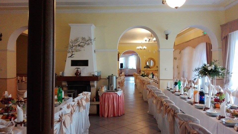 sala-kominkowa-restauracja-lesna-ostoja